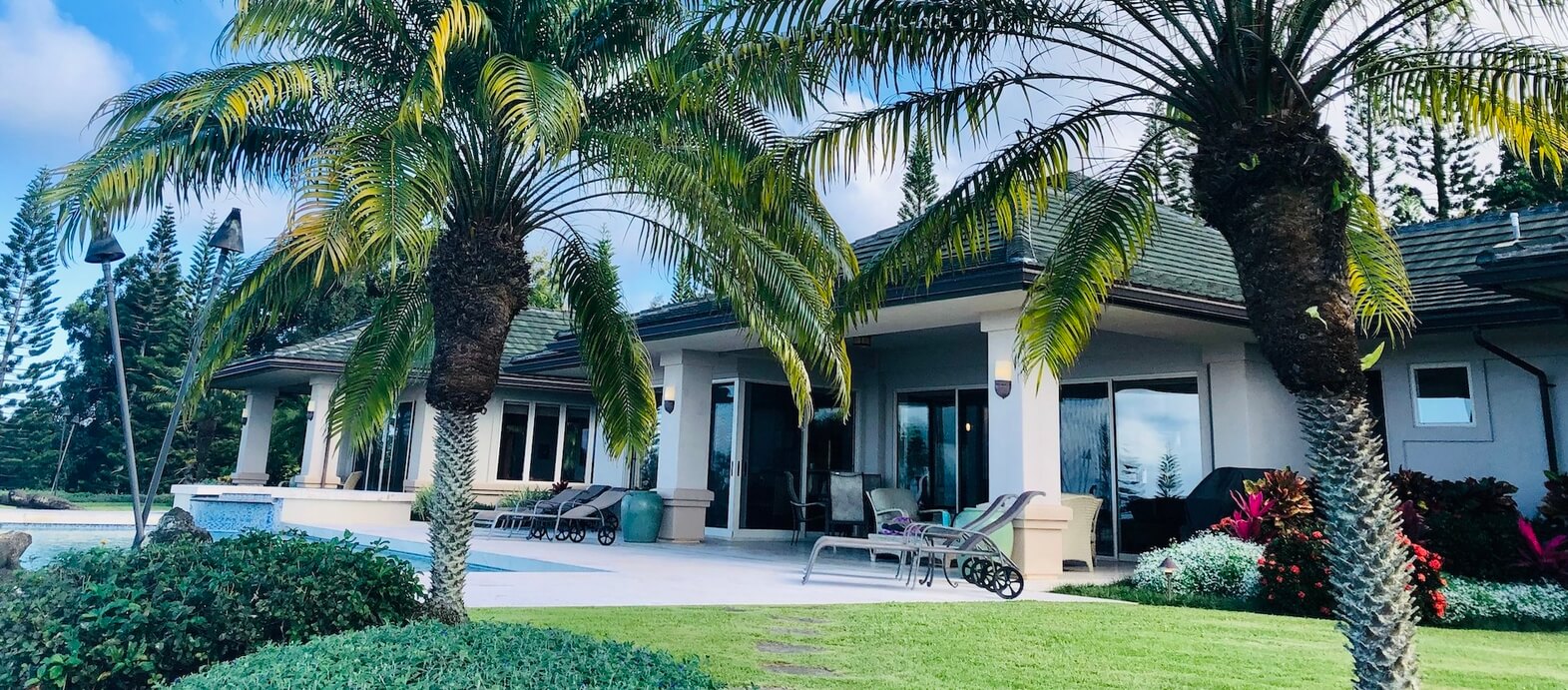 facade of luxury home in Maui